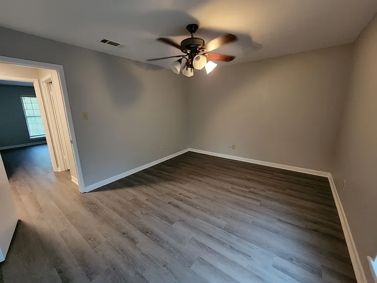Barton Oaks Apartments — Photo 21
