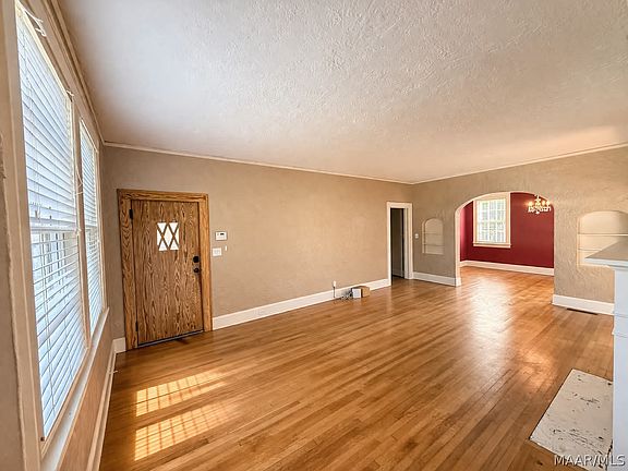 4th image of 3165 Lexington Rd