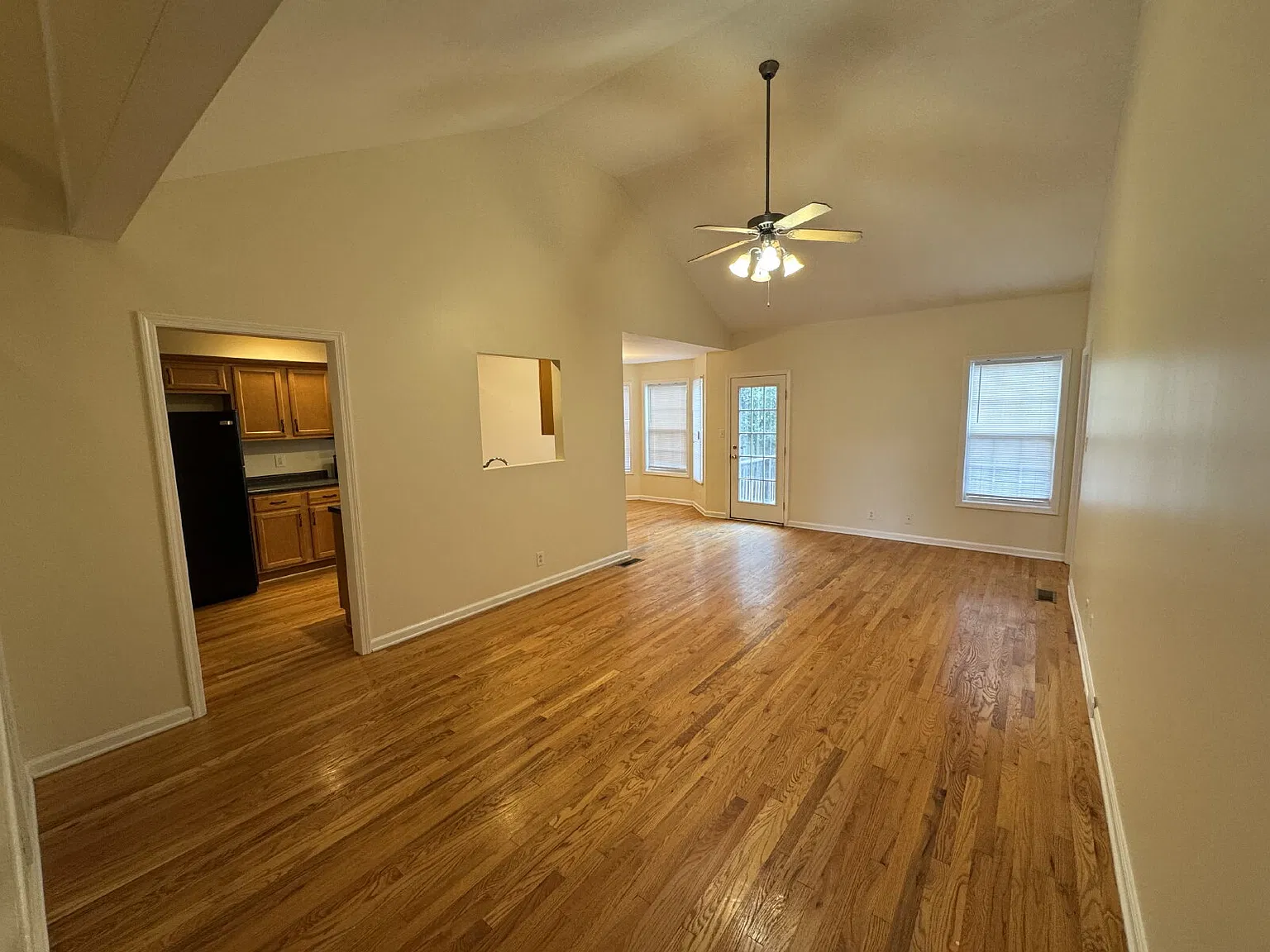 3 bed, 2.0 bath, 1561 sqft, $1,650 — Photo 2