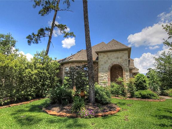 Conveniently located to the "front' of The Woodlands, minutes from the Exxon/Mobile campus, Whole Fo