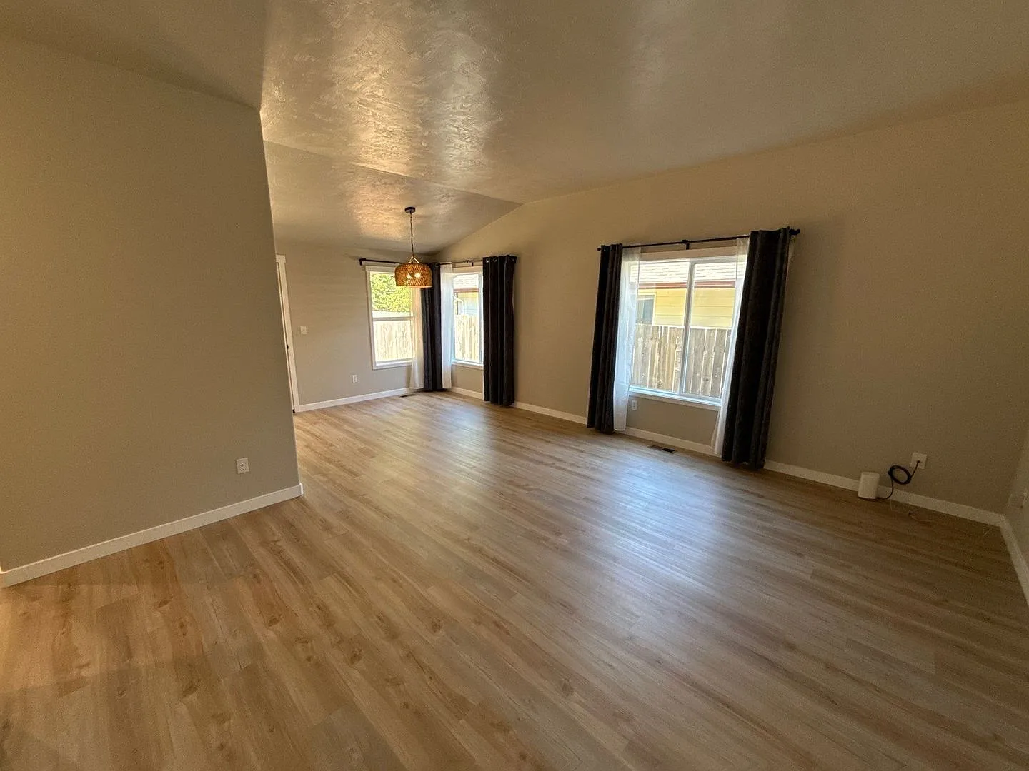 3 bed, 2.0 bath, 1380 sqft, $2,495 — Photo 3