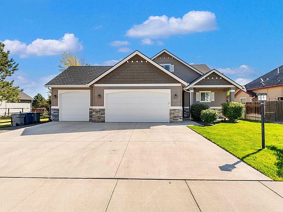3rd image of 808 Brampton Dr