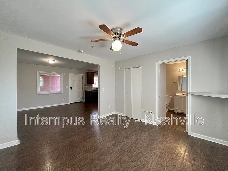 910 Shelby Ave — Photo 3