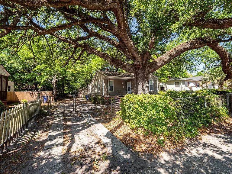 2620 Woodlawn Ave — Photo 32