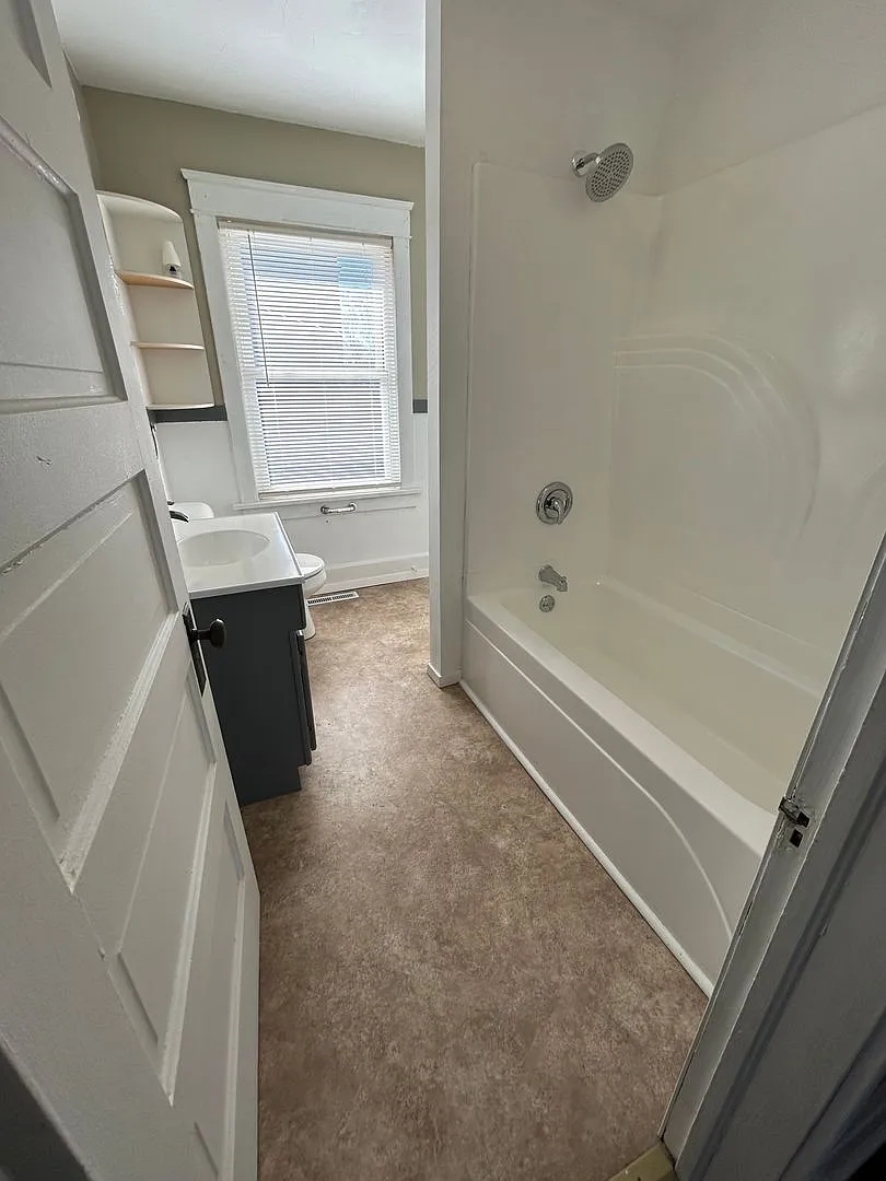 Spacious 4 Bedroom Home Near Viterbo & Downtown La Crosse Available June 1, 2027 — Photo 4