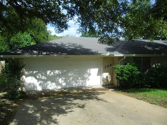5th image of 709 Live Oak St