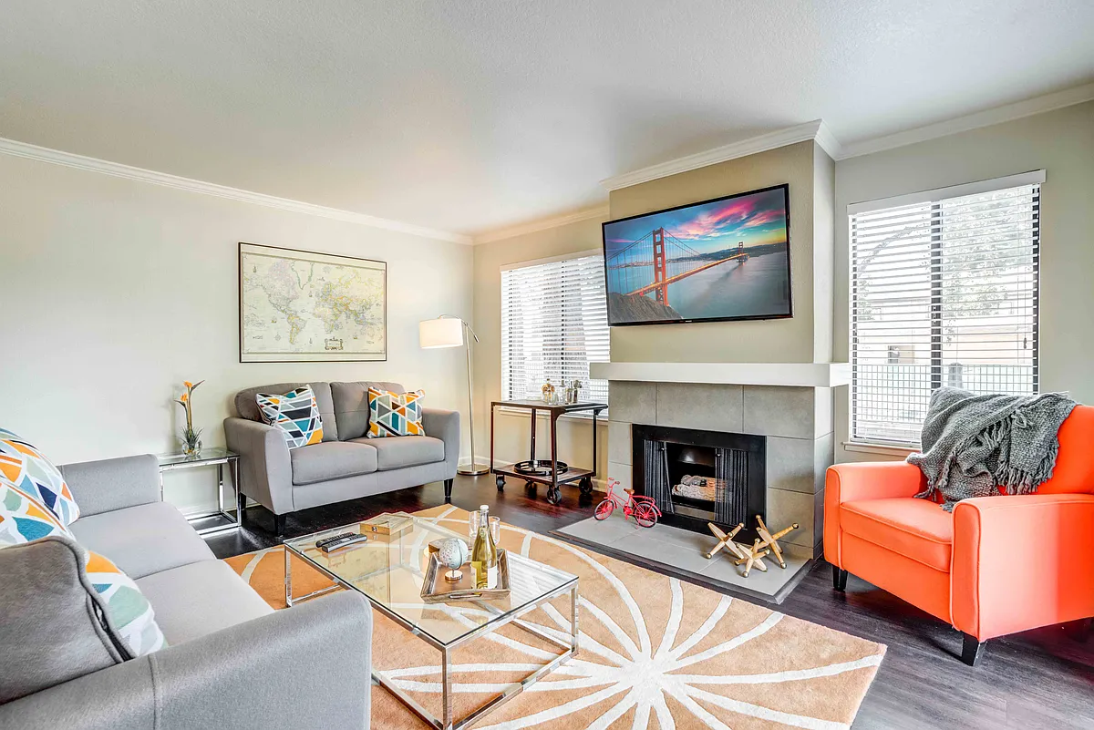Spacious living room with lots of natural light - Park Lake at Walnut Creek