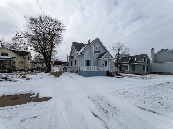 408 S 11th St, Escanaba, MI 49829
