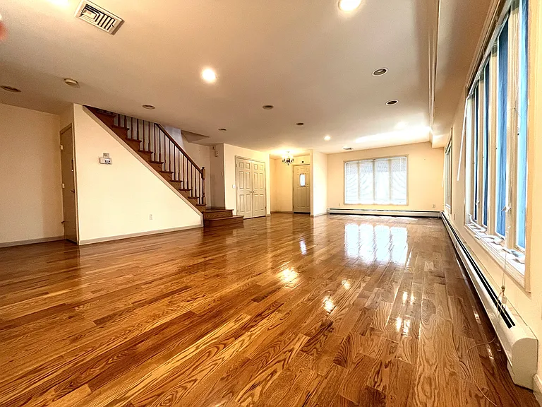 183 Martin Ave — Photo 4