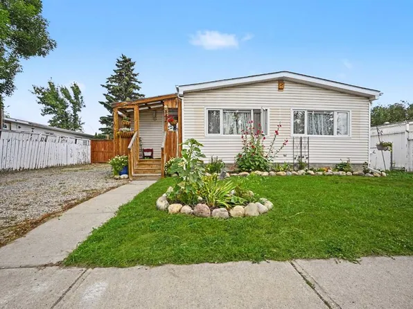 842 S Briarwood Rd, Strathmore, AB T1P 1E8