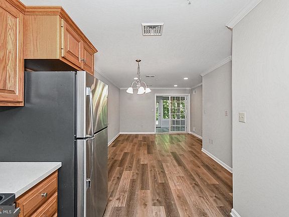 4th image of 2461 E High St