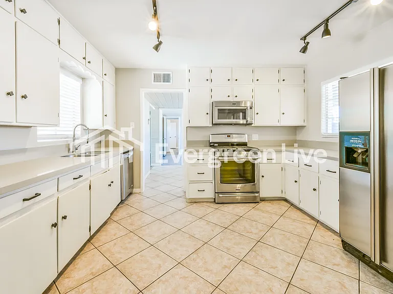 442 W Detroit St — Photo 6