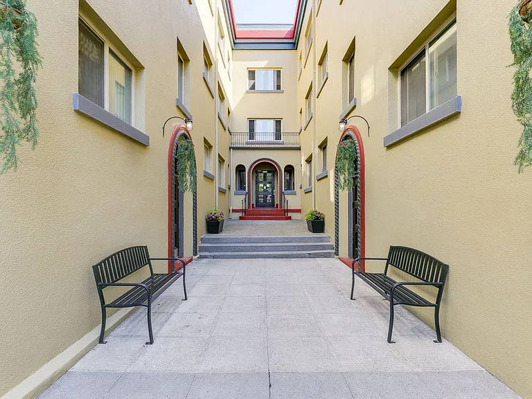 Chapman Court Aparments — Photo 30