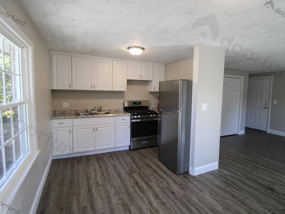Kitchen w/Brand New SS Appliances!