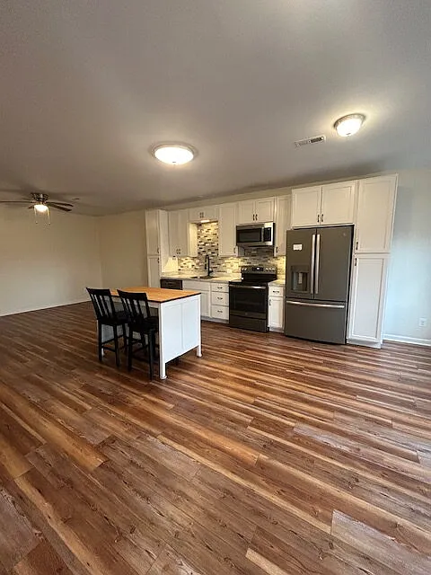 3 bed, 2.5 bath, 1616 sqft, $2,100 — Photo 3