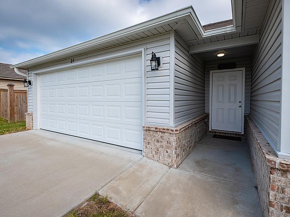 3rd image of 27 Curly Leaf Ln