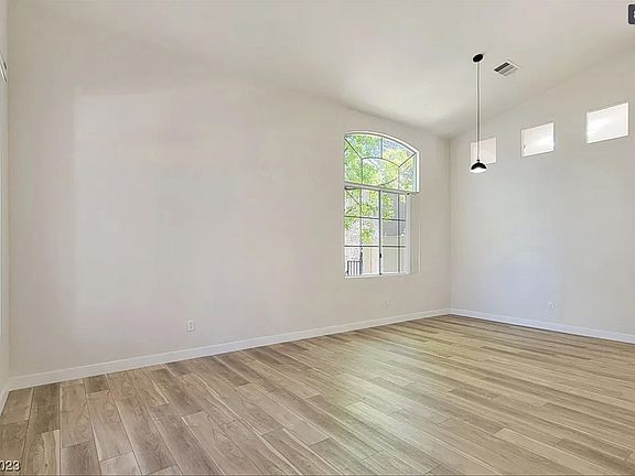 4th image of 24 Staghorn St