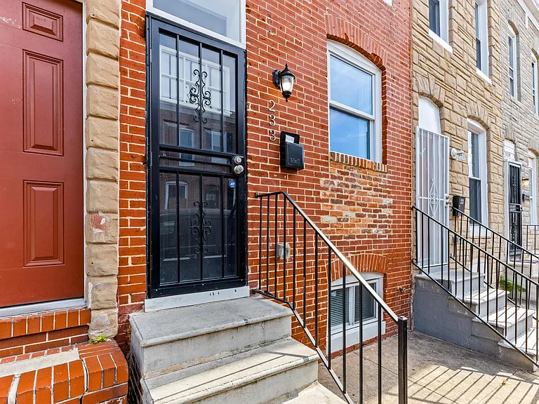 233 N Rose St — Photo 2