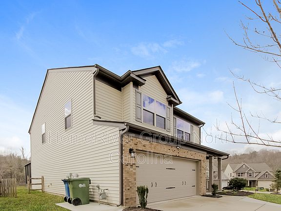 3rd image of 609 Augustus Ln