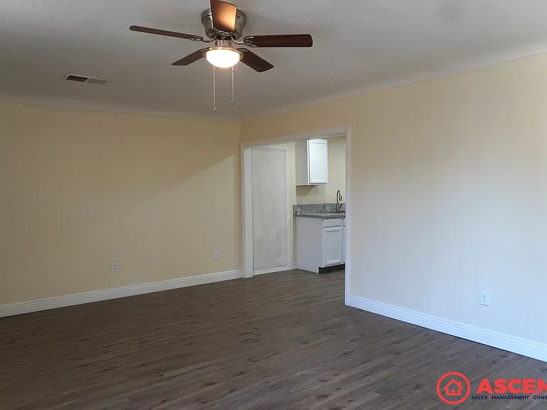 1106 Wilson Ave — Photo 2