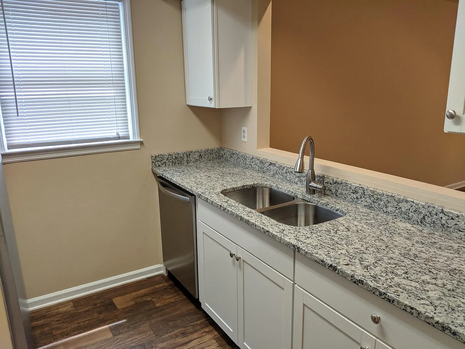 2 bed, 1.5 bath, 1024 sqft, $1,300 — Photo 3