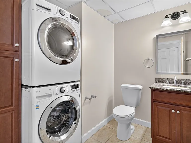 224 E State St — Photo 15