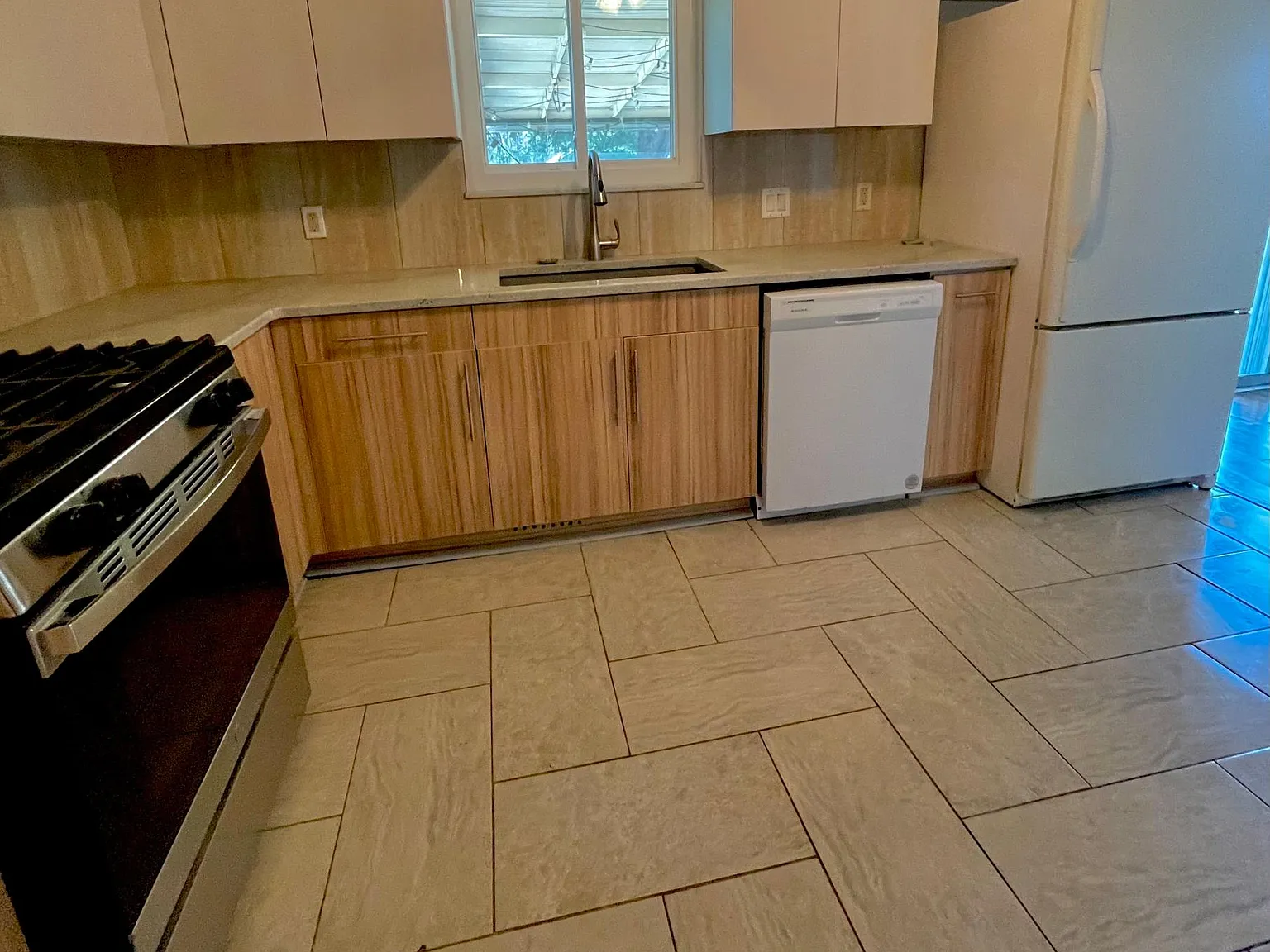 3 bed, 1720 sqft, $2,300 — Photo 3