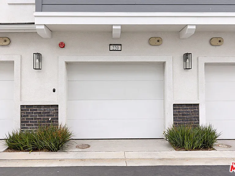 220 Lockhart Way — Photo 27