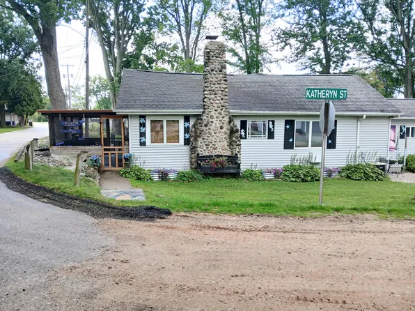 2100 Strait Tow Blvd, Crystal, MI 48818