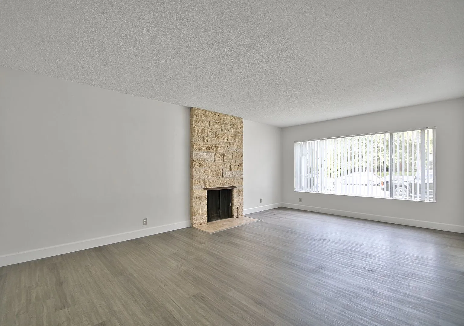 Charming Updated 3 Bedroom Home — Photo 3
