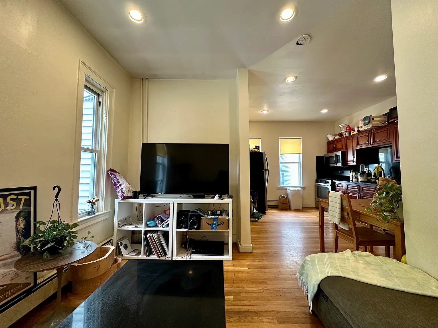 3 bed, 1000 sqft, $3,000 — Photo 2