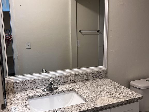 4th image of 630 SE 13th Pl Unit 12