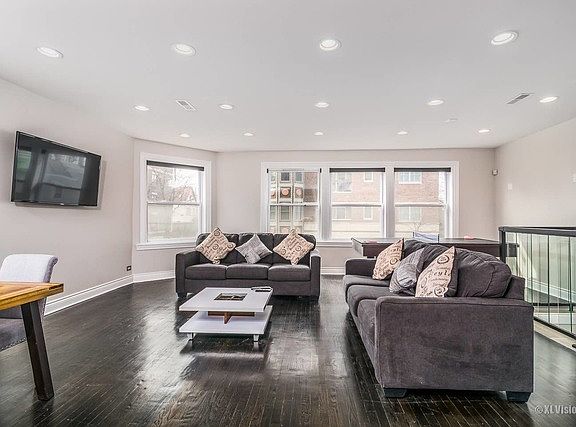 5th image of 2300 W Belmont Ave #1