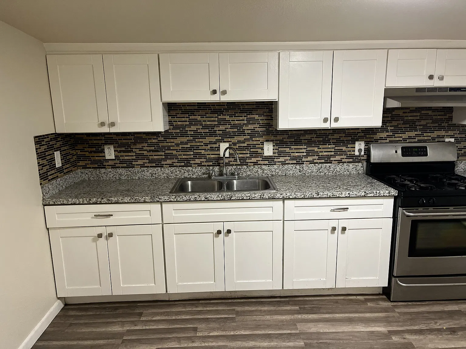 3 bed, 900 sqft, $2,300 — Photo 3