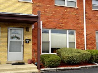 201 Linn Ct APT B, North Aurora, IL 60542