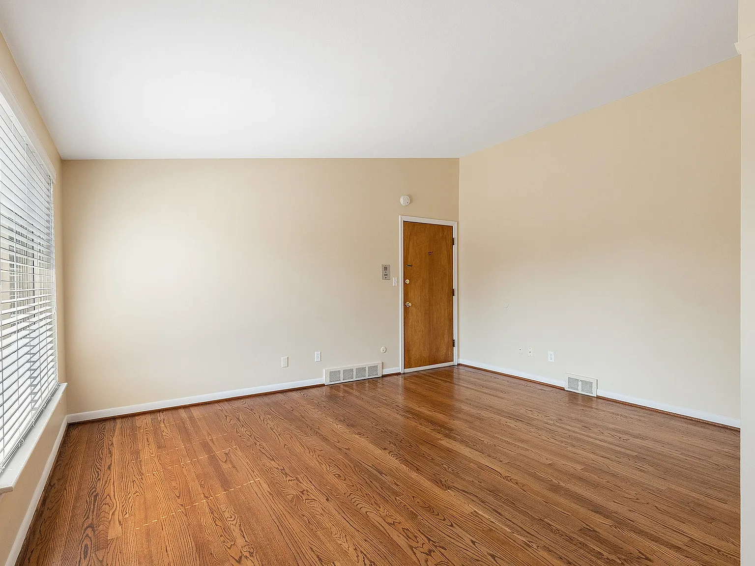 Arlington Townhomes & Apartments — Photo 4