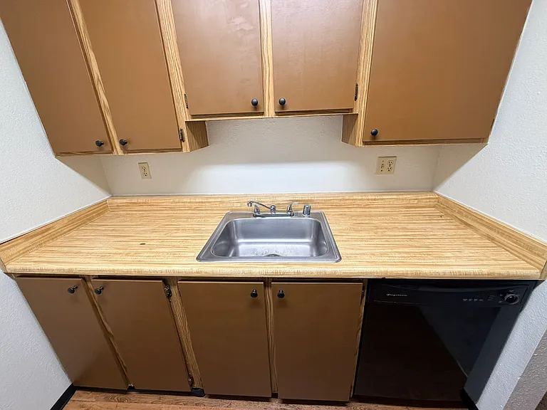 Maple Leaf Apartments — Photo 14