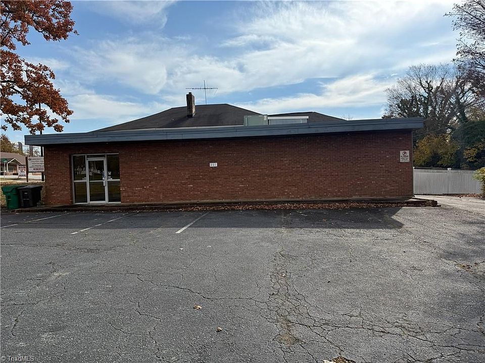 1st image of 301 Sunset Dr