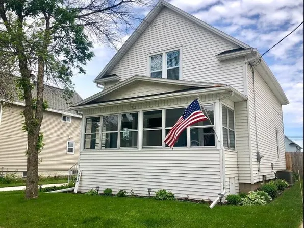 1032 Dove St, Oshkosh, WI 54902