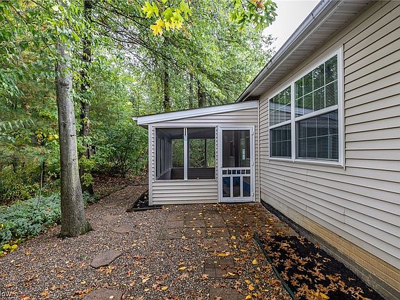 3rd image of 9060 Ashwood Ct