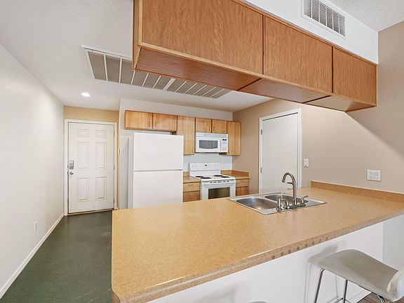 5th image of 702 Broadway Blvd SE APT 7