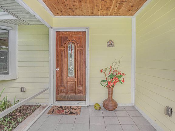 4th image of 421 NW Lincoln Avenue