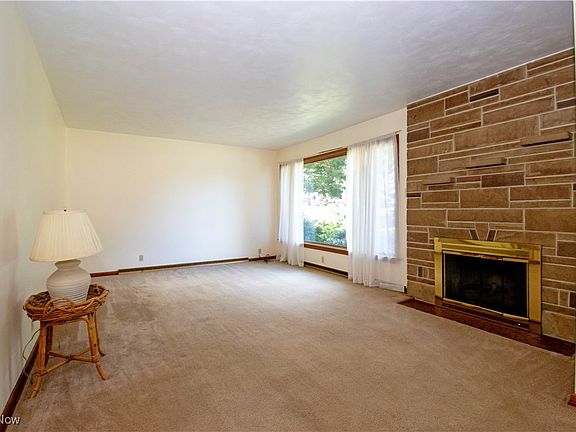 3rd image of 1037 Mayflower Dr