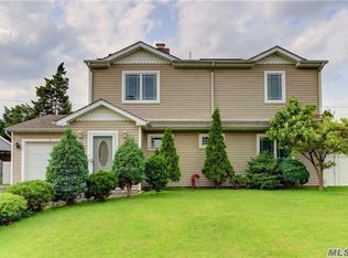 9 Amber Ln, Levittown, NY