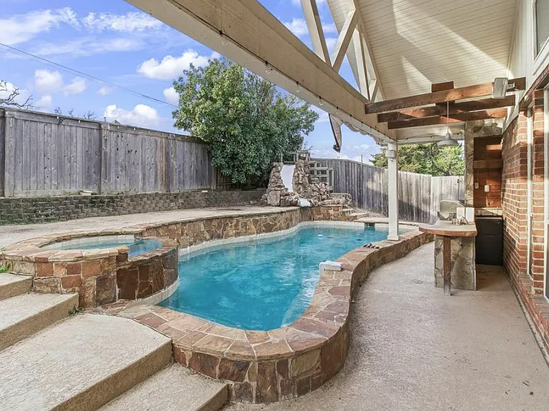 2622 Westwind Dr — Photo 4