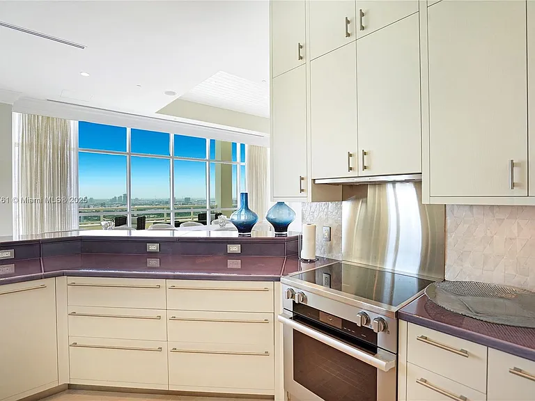 4401 Collins Ave #PH SOUTH — Photo 30