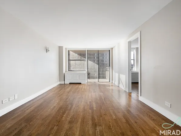 330 East 39th Street image 4 of 21