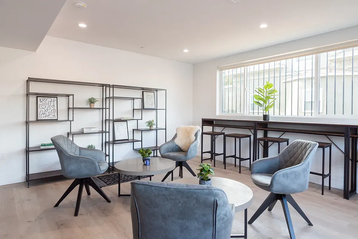 12 bed, 4267 sqft, $875 — Photo 4