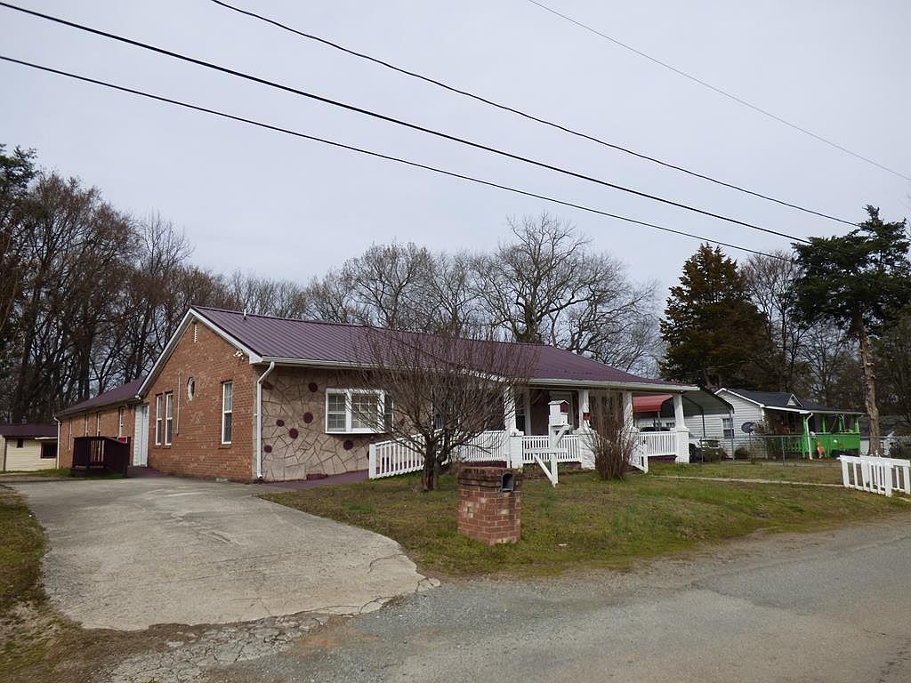 1046 Memorial Dr South Boston Va 24592 Mls 63417 Zillow