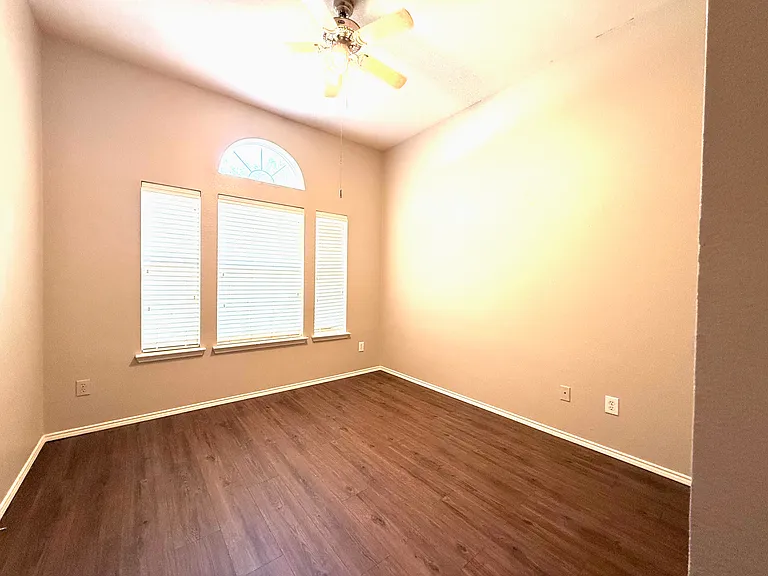 2075 Garden Crest Dr — Photo 13